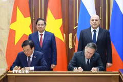 Thủ tướng Phạm Minh Chính và Thủ tướng Liên bang Nga Mikhail Mishustin chứng kiến Lễ ký kết Hiệp định về hợp tác xây dựng Nhà máy điện hạt nhân trên lãnh thổ Việt Nam. (Ảnh: Dương Giang/TTXVN)
