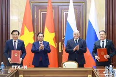 Thủ tướng Phạm Minh Chính và Thủ tướng Liên bang Nga Mikhail Mishustin chứng kiến Lễ ký kết Hiệp định về hợp tác xây dựng Nhà máy điện hạt nhân trên lãnh thổ Việt Nam. (Ảnh: Dương Giang/TTXVN)