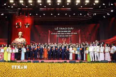 Các đồng chí lãnh đạo Đảng, Nhà nước cùng các tác giả đoạt giải Cuộc thi chính luận về bảo vệ nền tảng tư tưởng của Đảng lần thứ 6. (Ảnh: Phương Hoa/TTXVN)