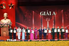 Đồng chí Trần Cẩm Tú, Ủy viên Bộ Chính trị, Thường trực Ban Bí thư, Trưởng Ban Chỉ đạo 35 Trung ương và đồng chí Bùi Thị Minh Hoài, Ủy viên Bộ Chính trị, Bí thư Trung ương Đảng, Chủ tịch Ủy ban Trung ương Mặt trận Tổ quốc Việt Nam trao Giải A cho các tác giả, nhóm tác giả. (Ảnh: Phương Hoa/TTXVN)