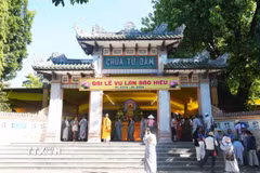 Đông đảo Phật tử đến Chùa Từ Đàm, phường Thuận Hóa, thành phố Huế dự Lễ Vu Lan báo hiếu năm 2026. (Ảnh: Nguyên Lý/TTXVN)