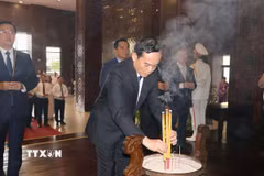 Bí thư Thành ủy Thành phố Hồ Chí Minh Trần Lưu Quang dâng hương tưởng nhớ Chủ tịch Tôn Đức Thắng tại Bảo tàng Tôn Đức Thắng. (Ảnh: Thanh Vũ/TTXVN)