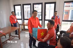 Thứ trưởng Hoàng Đạo Cương trao tặng quà và gửi lời chúc thi đấu thành công tới các đội tuyển của đoàn Thể thao người khuyết tật Việt Nam. (Ảnh: TTXVN phát)