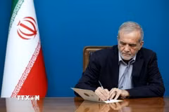 Tổng thống Iran Masoud Pezeshkian. (Ảnh: IRNA/TTXVN)