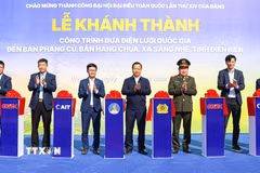Các đại biểu thực hiện nghi lễ cắt băng khánh thành công trình đưa điện lưới quốc gia đến với bản Phảng Củ và bản Háng Chua, xã Sáng Nhè (Điện Biên). (Ảnh: Phan Quân/TTXVN)