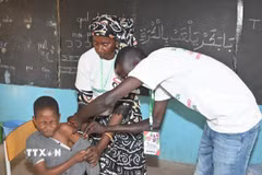 Tiêm vaccine phòng bệnh sởi cho trẻ em tại Dakar, Senegal. (Ảnh: THX/TTXVN)