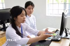 Học sinh trường THPT Sơn Mỹ, xã Tịnh Khê, quét mã QR Code để đọc sách trong thư viện số. (Ảnh: Đinh Hương/TTXVN)