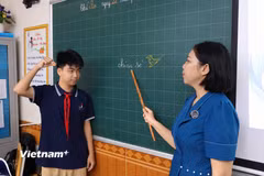 Môi trường học tập khơi dậy sự sáng tạo và khuyến khích học sinh khiếm thính chủ động giao tiếp. (Ảnh: Thùy Trang/Vietnam+)