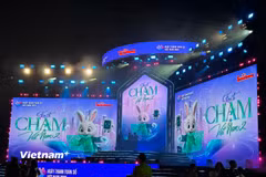 Sân khấu chính của Fest “Chạm Việt Nam 2” với thông điệp “Chạm số-Sống xanh.” (Ảnh: Phương Thảo/Vietnam+)