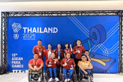 Hai đô cử Trần Thị Châu và Nguyễn Thị Thanh Thúy chia sẻ niềm vui giành huy chương với các đồng đội. (Ảnh: TTXVN phát)