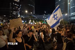 Tuần hành tại Tel Aviv, kêu gọi Chính phủ Israel đạt thỏa thuận với Phong trào Hamas. (Ảnh: THX/TTXVN)