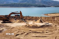 Hiện trường bãi tập kết ven hồ thủy điện Ia Ly, đoạn tiếp giáp tổ 3, xã Ia Ly, tỉnh Gia Lai. (Ảnh: Hoài Nam/TTXVN)