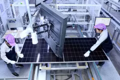 Các nhân viên hoàn thành đơn đặt hàng xuất khẩu sản phẩm quang điện Mặt trời tại xưởng sản xuất kỹ thuật số của một công ty ở Suqian, tỉnh Giang Tô. (Nguồn: China Daily)