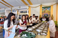 Người dân Campuchia thực hiện nghi thức đặt bát hội tại chùa Wat Langka, thủ đô Phnom Penh. (Ảnh: Huỳnh Thảo/TTXVN)