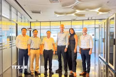 Đại sứ Việt Nam tại Israel Nguyễn Kỳ Sơn (thứ 3, từ trái sang) và Giáo sư Yuval Elovici (thứ 3, từ phải sang), Giám đốc Trung tâm Nghiên cứu an ninh mạng thuộc Đại học Ben-Gurion vùng Negev (BGU), chụp ảnh lưu niệm. (Ảnh: TTXVN phát)