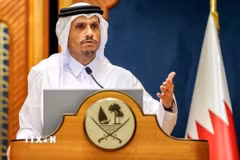 Thủ tướng Qatar Sheikh Mohammed bin Abdulrahman bin Jassim Al Thani phát biểu trong cuộc họp báo ở Doha ngày 12/6/2024. (Ảnh: Getty Images/TTXVN)