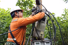 Công nhân Công ty Điện lực khắc phục sự cố điện do ảnh hưởng mưa lũ. (Ảnh: TTXVN phát)