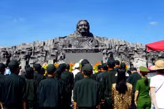 Dâng hương tại Tượng đài Bà mẹ Việt Nam Anh hùng ở thành phố Tam Kỳ, tỉnh Quảng Nam. (Ảnh: Trịnh Bang Nhiệm/ TTXVN)