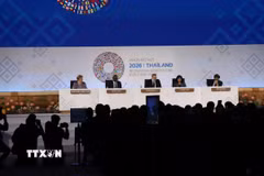 Các nhà lãnh đạo IMF và WB chủ trì Phiên toàn thể sáng 16/10. (Ảnh: Trang Nhung/TTXVN)