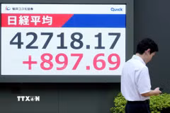 Bảng điện tử hiển thị chỉ số chứng khoán Nikkei 225 tại Tokyo, Nhật Bản . (Ảnh: Kyodo/TTXVN)