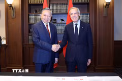 Tổng Bí thư, Chủ tịch nước Tô Lâm và Thủ tướng Canada Mark Carney chụp ảnh chung. (Ảnh: Thống Nhất/TTXVN)