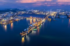 Công nghiệp dẫn dắt tăng trưởng kinh tế Quảng Ngãi. Trong ảnh: Cảng tổng hợp Công ty cổ phần Hòa Phát Dung Quất nằm trong khu kinh tế Dung Quất, Quảng Ngãi. (Ảnh: TTXVN phát)