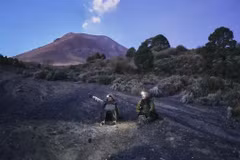 Indonesia nâng mức cảnh báo đối với núi lửa Burni Telong sau khi ghi nhận sự gia tăng hoạt động. (Ảnh: AP)