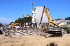Gấp rút thực hiện các hạng mục cuối của dự án mở rộng đại lộ Lê Lợi đoạn từ ngã tư Phú Sơn đến cầu Đống, thành phố Thanh Hóa (cũ). (Nguồn: Cổng thông tin điện tử tỉnh Thanh Hóa)