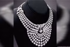 Chiếc vòng cổ bị đánh cắp, được làm bằng bạch kim và 673 viên đá quý, được cho là nặng hơn 200 carat, được thiết kế cho gia đình hoàng gia cuối cùng của Ai Cập. (Nguồn: DPA)