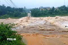 Mưa lớn khiến các điểm đường giao thông, ngầm tràn trên địa bàn xã Hướng Phùng (Quảng Trị) bị ngập, chia cắt. (Ảnh: TTXVN phát)