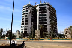 Tòa nhà bị hư hại sau một vụ tấn công tại Khartoum, Sudan. (Ảnh: THX/TTXVN)