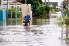 Nhiều nhà dân và các tuyến đường giao thông khu dân cư Cá Đồng (phường Hàm Thắng, tỉnh Lâm Đồng) ngập sâu khiến việc đi lại của người dân gặp khó khăn. (Ảnh: Nguyễn Thanh/TTXVN)