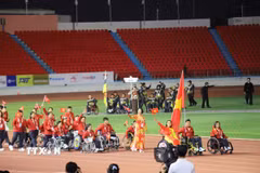 Đoàn thể thao người khuyết tật Việt Nam do Trưởng đoàn Lê Thị Hoàng Yến dẫn đầu tiến vào sân vận động. (Ảnh: Đỗ Sinh/TTXVN)