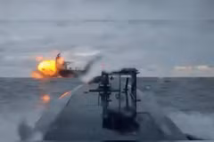 Hình ảnh trích từ video, cho thấy một máy bay không người lái trên biển của Ukraine đang tấn công tàu Dashan, một tàu chở dầu thuộc Hạm đội Bóng đêm của Nga, trên Biển Đen ngày 10/12. (Nguồn: Reuters)