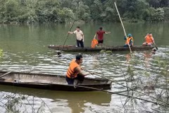 Lực lượng chức năng và người dân tìm kiếm tung tích nạn nhân. (Nguồn: Báo Nhân Dân)