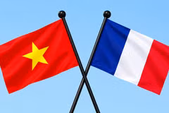 Cờ Việt Nam và cờ Pháp. (Nguồn: Vietnam+)