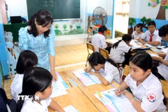 Cô Đỗ Thị Hạnh luôn dành tình yêu thương cho các trò kém may mắn tại Trường Tình thương, phường Phan Thiết, tỉnh Lâm Đồng. (Ảnh: Hồng Hiếu/TTXVN)