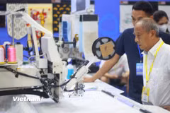 HanoiTex-HanoiFabric 2026 thu hút sự quan tâm theo dõi của đông đảo khách tham quan và giới chuyên môn (Ảnh: Đức Hiếu/Vietnam+)
