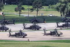 Trực thăng Apache đậu tại Trại Humphreys ở Pyeongtaek, cách Seoul khoảng 60 km về phía nam, một ngày trước cuộc tập trận Ulchi Freedom Shield vào Chủ Nhật. (Nguồn: Yonhap)