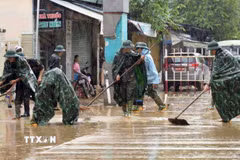 Lực lượng quân đội giúp dân vệ sinh môi trường khắc phục sau mưa lũ. (Ảnh: Trần Tĩnh/TTXVN)