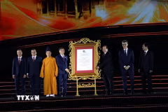 Thứ trưởng Bộ Văn hóa, Thể thao và Du lịch Tạ Quang Đông trao Bằng UNESCO ghi danh Quần thể Di tích và Danh thắng Yên Tử - Vĩnh Nghiêm - Côn Sơn, Kiếp Bạc là Di sản văn hóa thế giới cho 3 địa phương Hải Phòng, Quảng Ninh, Bắc Ninh. (Ảnh: Đức Hiếu/TTXVN)