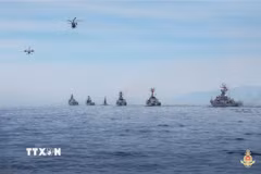 Biên đội máy bay DHC6 và trực thăng săn ngầm Ka28 cùng các biên đội tàu tên lửa tham gia diễu binh tại vùng biển Cam Ranh, tỉnh Khánh Hòa trong Lễ kỷ niệm, diễu binh, diễu hành chào mừng 80 năm Cách mạng tháng Tám thành công và Quốc khánh 2/9. (Ảnh: TTXVN phát)