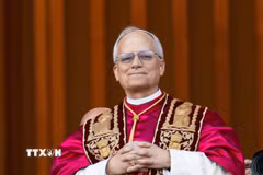 Tân Giáo hoàng Leo XIV ra mắt các tín đồ tại ban công chính của Vương cung thánh đường Thánh Peter, ngày 8/5/2025. (Ảnh: THX/TTXVN)