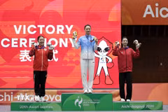 Võ sĩ Dương Thúy Vi (phải) của Việt Nam giành Huy chương Đồng, Yao Yang (giữa) của Trung Quốc giành Huy chương Vàng và Kida Nanoha của Nhật Bản giành Huy chương Bạc ở nội dung kép kiếm thuật - thương thuật nữ tại ASIAD 20, Nagoya, Nhật Bản ngày 23/9/2026. (Ảnh: THX/TTXVN phát)