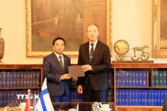 Phó Chủ tịch Quốc hội Nguyễn Doãn Anh và Chủ tịch Quốc hội Phần Lan Jussi Halla-aho. (Ảnh: Việt Thắng/TTXVN)