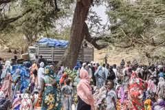 Người tị nạn Sudan nhận hàng cứu trợ tại Koufroun, CH Chad ngày 30/4/2023. (Ảnh: AFP/TTXVN)