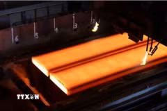 Sản xuất thép trong nhà máy BlueScope ở Port Kembla, Australia. (Ảnh: Reuters/TTXVN)