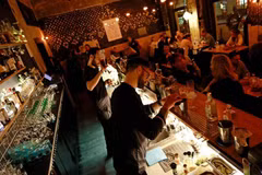 Nhân viên pha chế đang chuẩn bị đồ uống tại quầy bar Cobra ở Prague, Cộng hòa Séc. (Ảnh: Reuters)