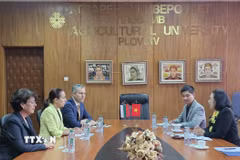 Đại sứ Việt Nam tại Bulgaria Nguyễn Thị Minh Nguyệt làm việc với lãnh đạo Đại học Nông nghiệp Plovdiv. (Ảnh TTXVN phát)