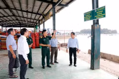 Đoàn kiểm tra liên ngành của Bộ Quốc phòng kiểm tra công tác tuyên truyền chống khai thác IUU tại Cảng cá La Gi (phường Phước Hội). (Ảnh: Nguyễn Thanh/TTXVN)